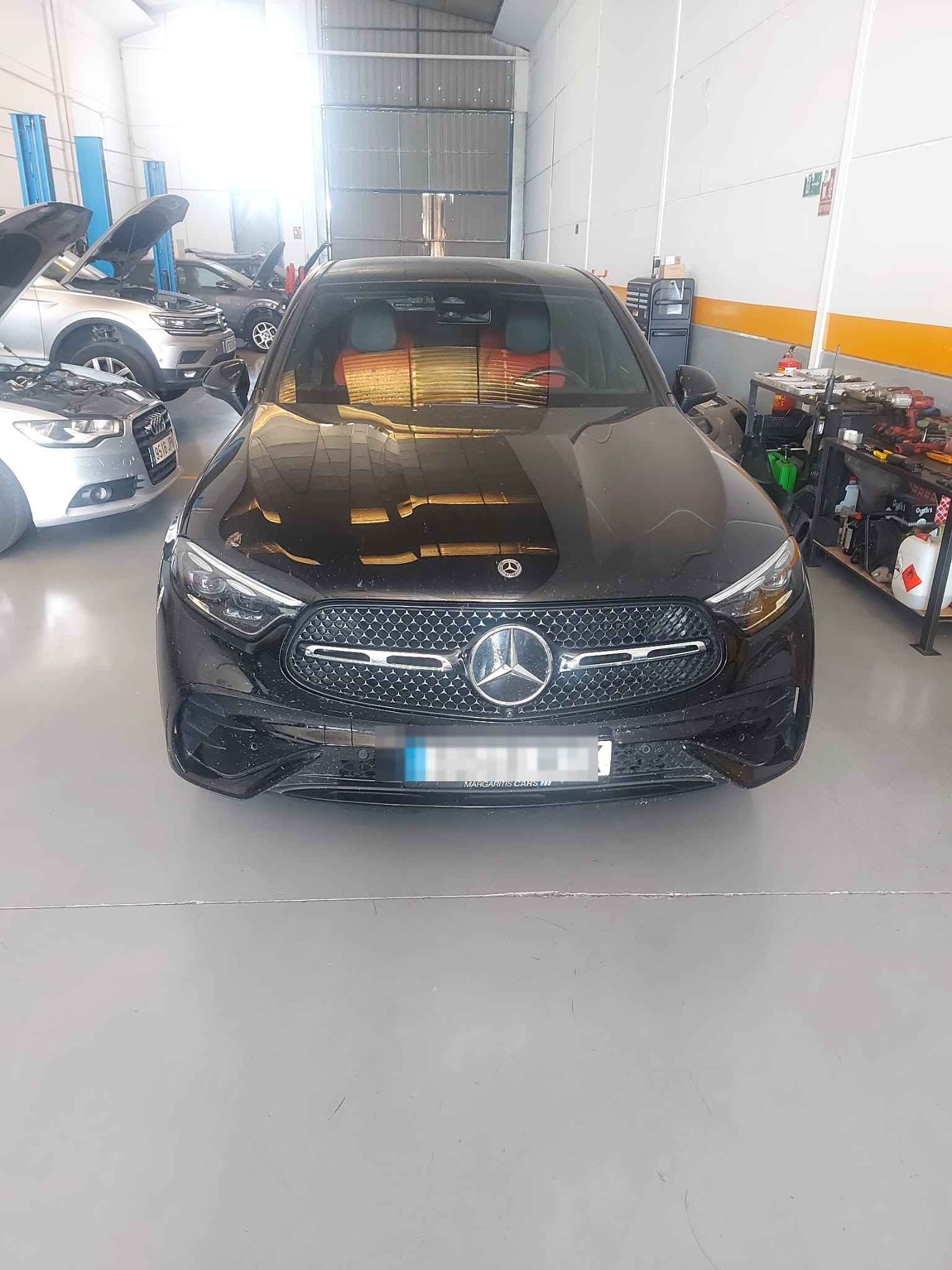 Mercedes-Benz en revisión en el taller