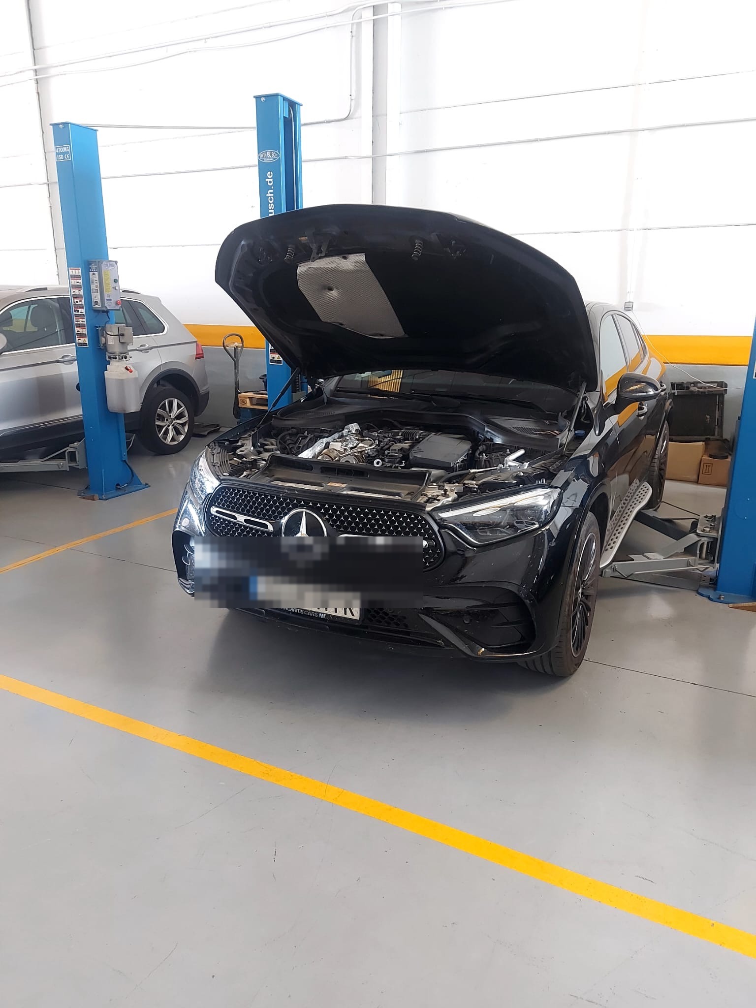 Mercedes-Benz GLC con el capó abierto en el taller