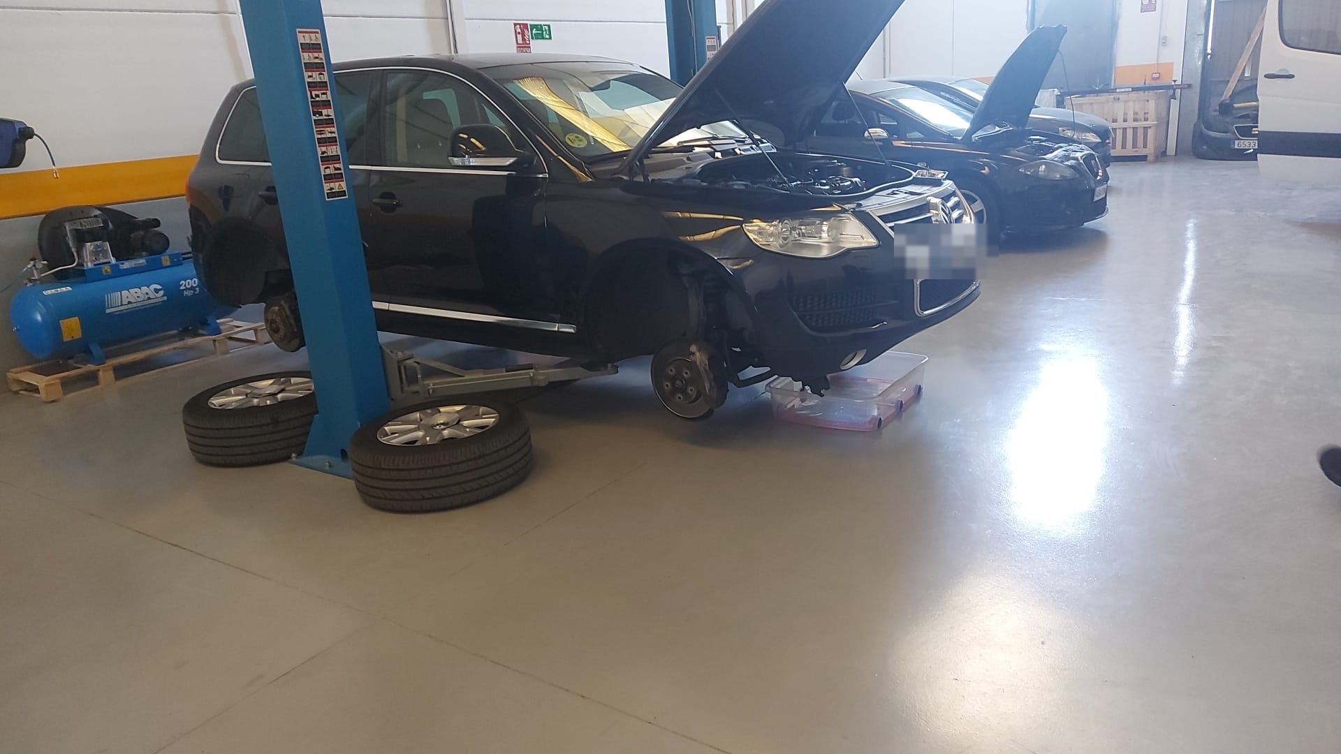 Volkswagen Touareg sobre el elevador del taller