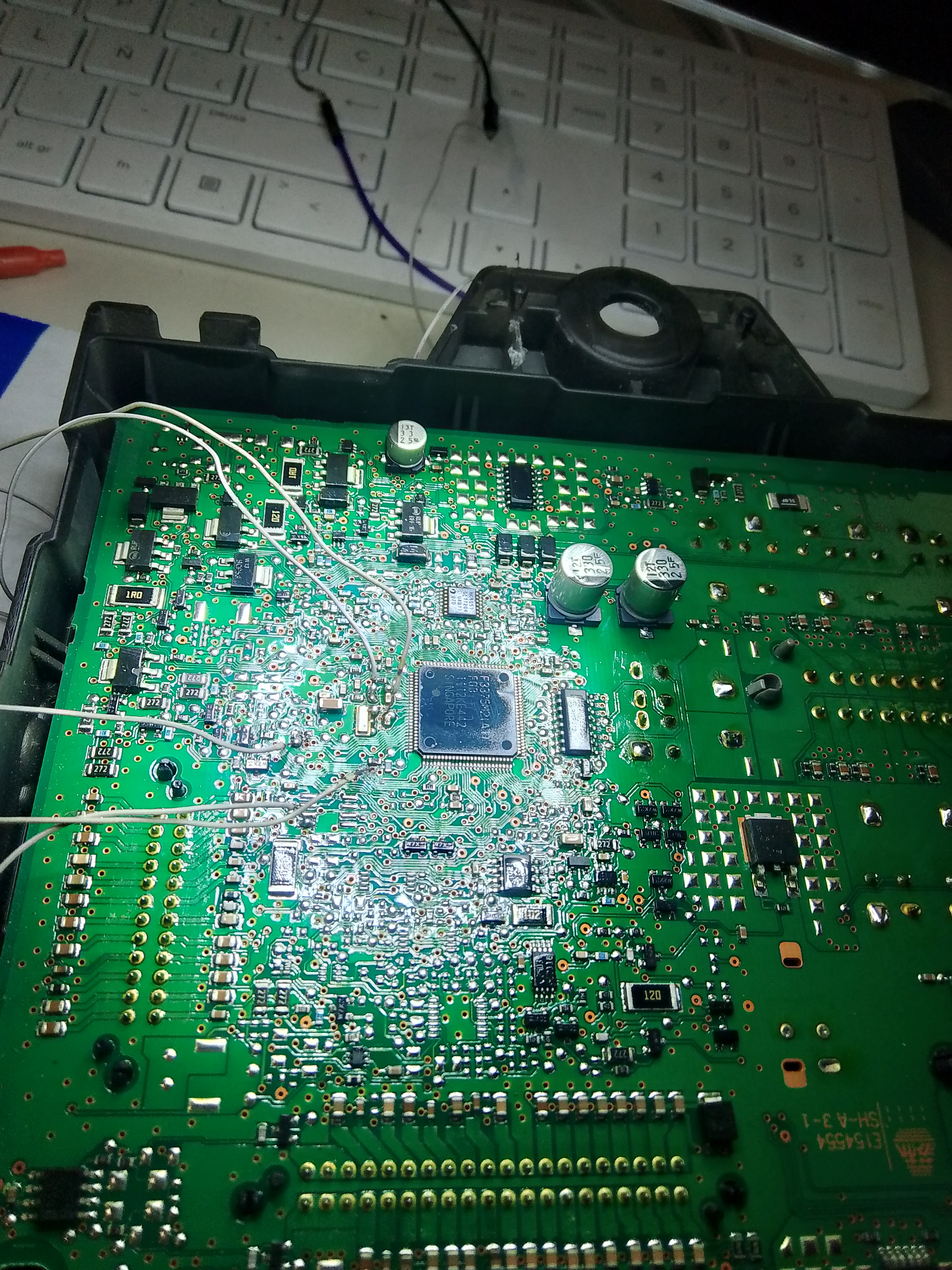 Placa ECU con procesador y puntos de programación
